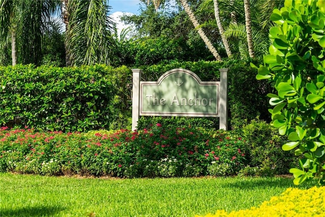 community / neighborhood sign featuring a lawn
