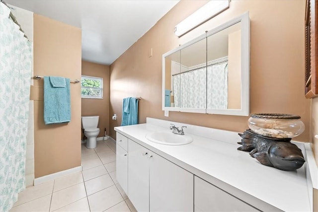 full bath with baseboards, toilet, tile patterned floors, curtained shower, and vanity