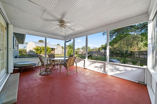 sunroom with ceiling fan