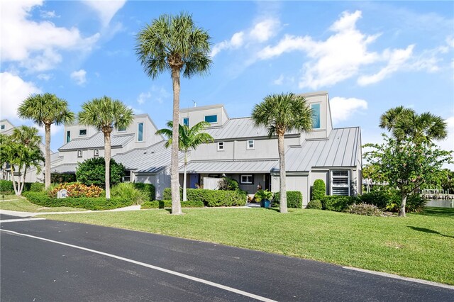 view of front of house featuring a front lawn