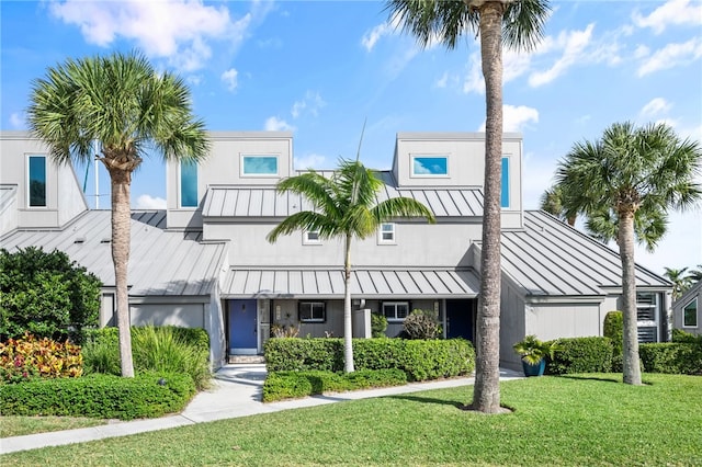 view of front of property featuring a front yard