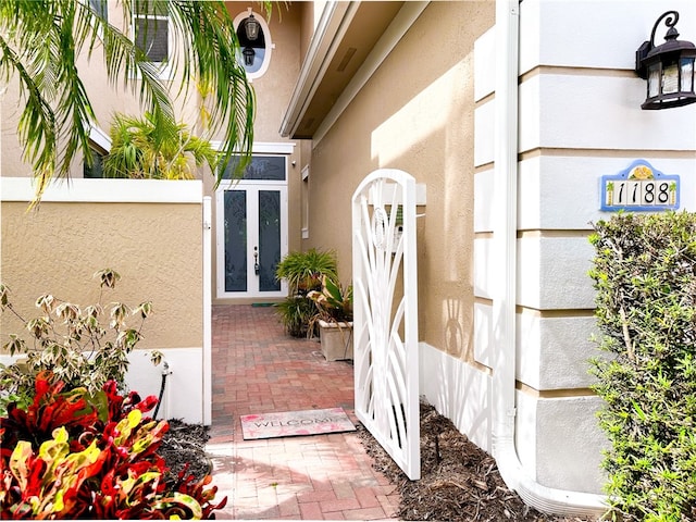 entrance to property with stucco siding