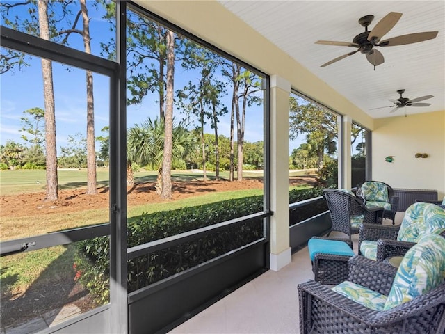 sunroom with ceiling fan