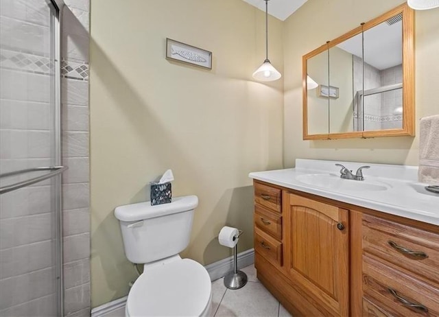1845 Robalo Dr Unit 201D, Vero Beach, FL 32960 - bathroom featuring baseboards, toilet, vanity, and tiled shower