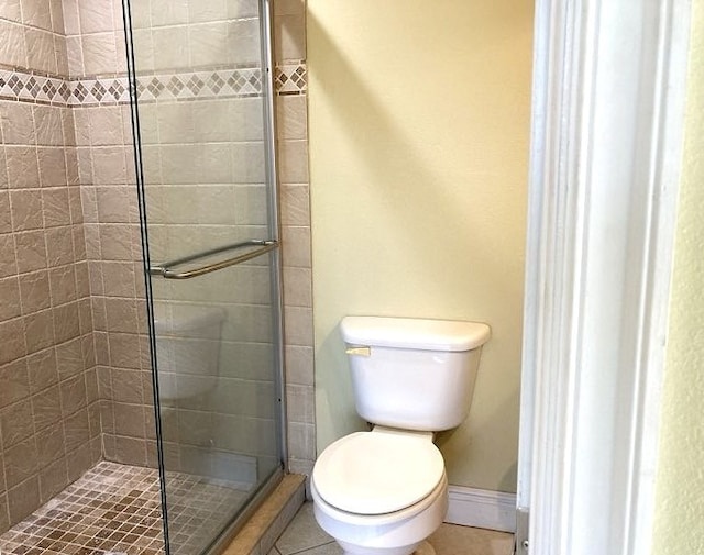 1845 Robalo Dr Unit 201D, Vero Beach, FL 32960 - bathroom featuring toilet, baseboards, tile patterned flooring, and tiled shower