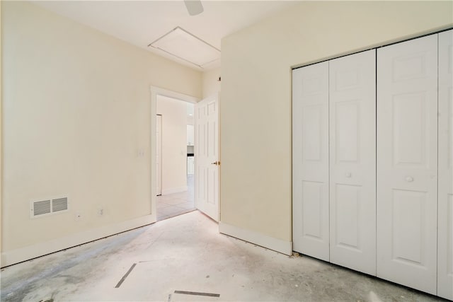 unfurnished bedroom featuring ceiling fan and a closet