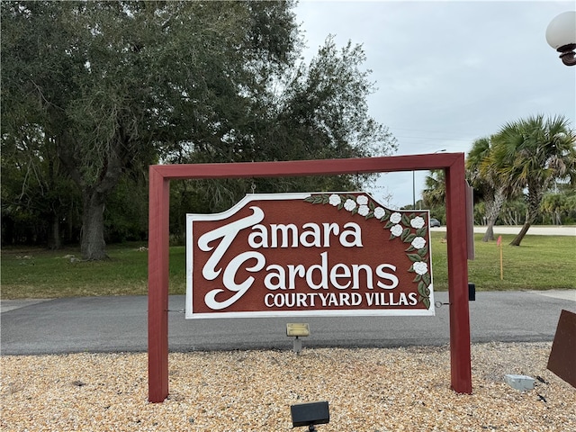 community sign with a yard