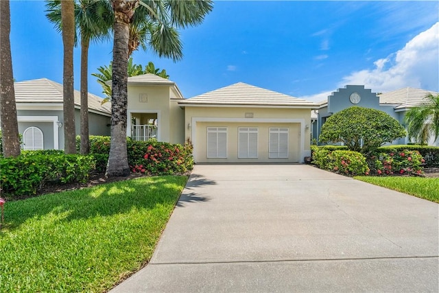 1135 Saint Georges Ln, Vero Beach, FL 32967 - view of front of house with driveway, stucco siding, and a front lawn