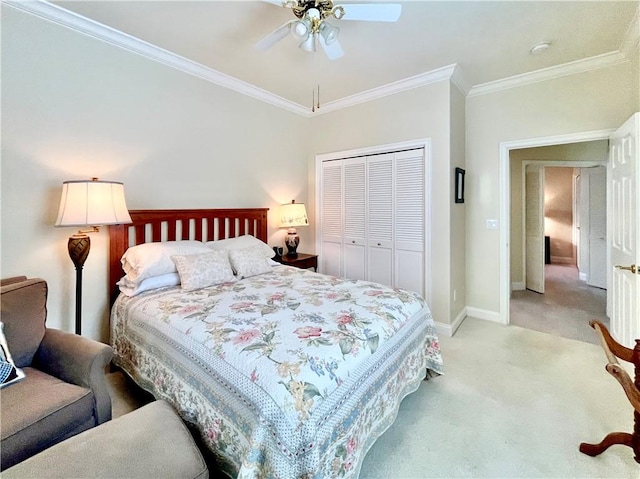 bedroom with light carpet, crown molding, a closet, and ceiling fan