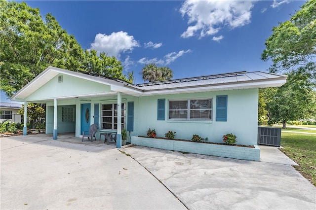 1936 5th Ave, Vero Beach, FL 32960 - view of front facade with stucco siding, a metal roof, and a porch