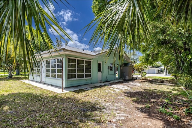 1936 5th Ave, Vero Beach, FL 32960 - view of side of home with a sunroom