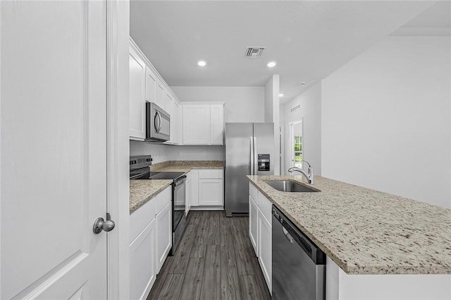 8425 98th Ct, Vero Beach, FL 32967 - kitchen featuring appliances with stainless steel finishes, a sink, a kitchen island with sink, white cabinets, and recessed lighting
