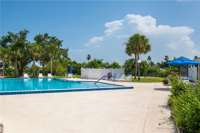 624 24th St SW, Vero Beach, FL 32962 - community pool featuring a patio area