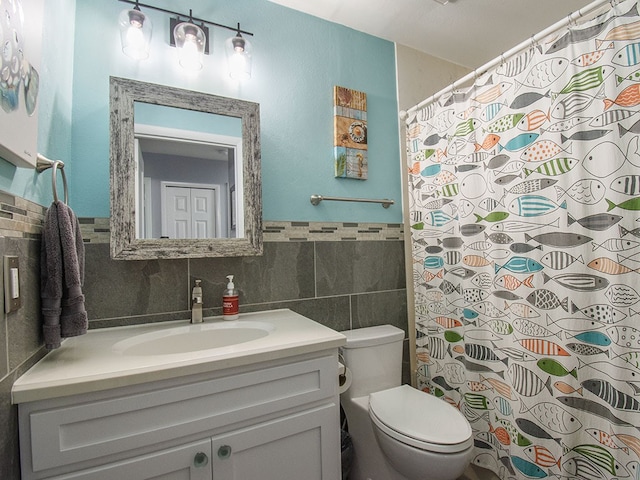 624 24th St SW, Vero Beach, FL 32962 - full bath with tile walls, vanity, curtained shower, and a wainscoted wall