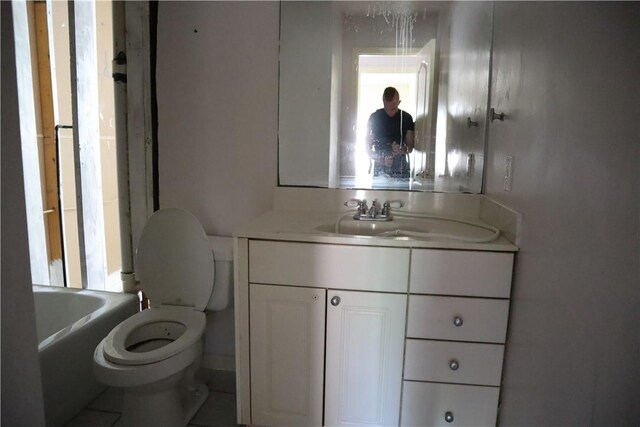 755 39th Ave, Vero Beach, FL 32968 - full bath featuring toilet, vanity, healthy amount of natural light, and a bathtub