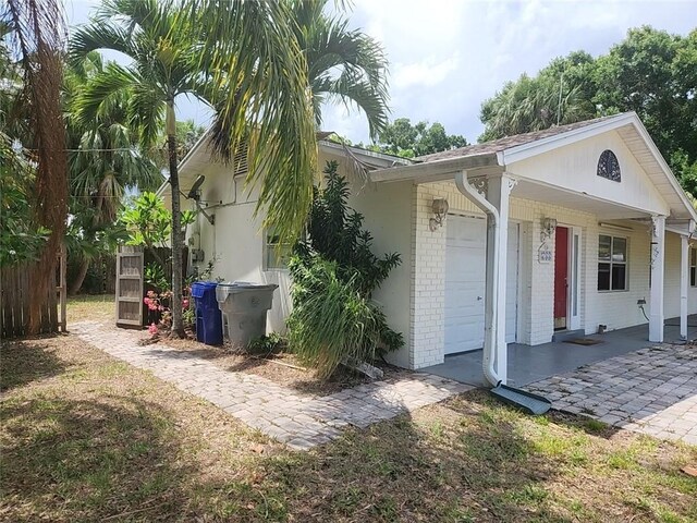 755 39th Ave, Vero Beach, FL 32968 - view of side of property with brick siding and fence