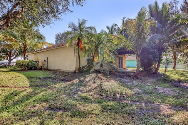 view of side of property featuring a lawn