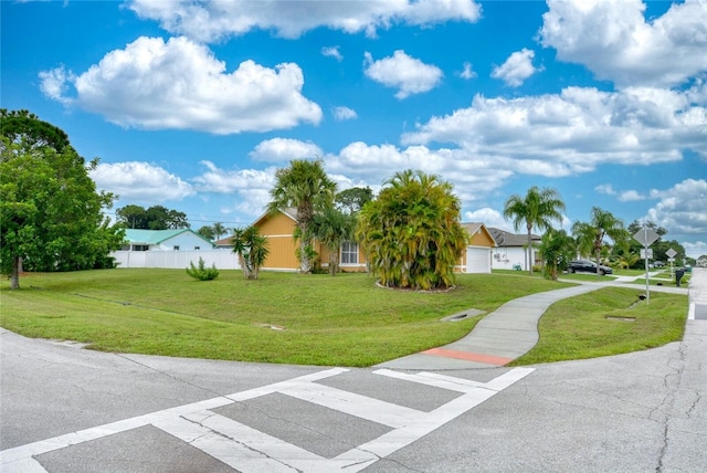 view of front of property featuring a front lawn