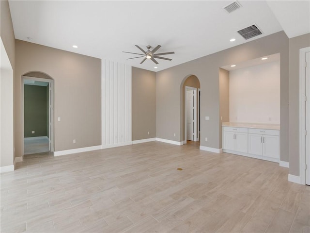 unfurnished room featuring light wood-type flooring and ceiling fan