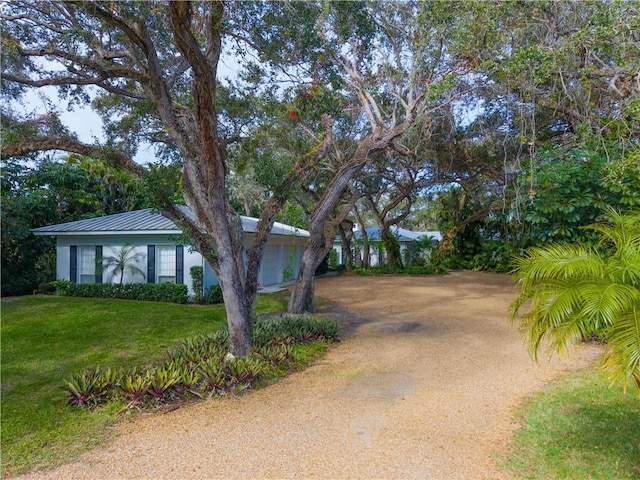 view of front of home featuring a front yard