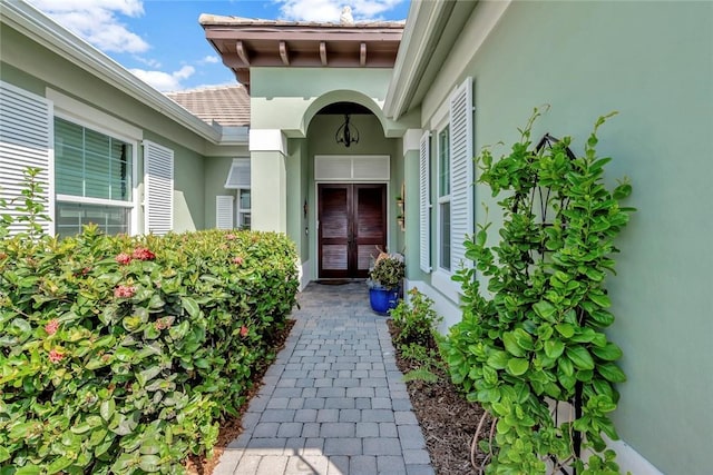 view of exterior entry with stucco siding