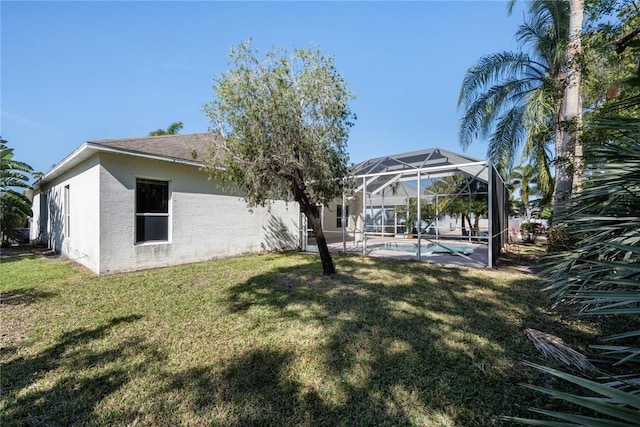 view of yard featuring a lanai