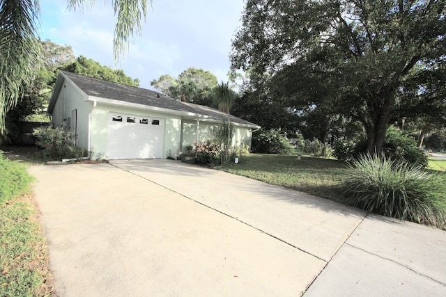 view of front of house featuring a front lawn