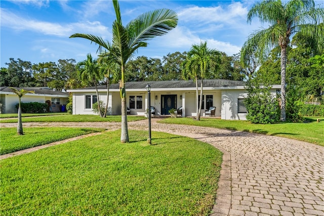 ranch-style house featuring a front yard