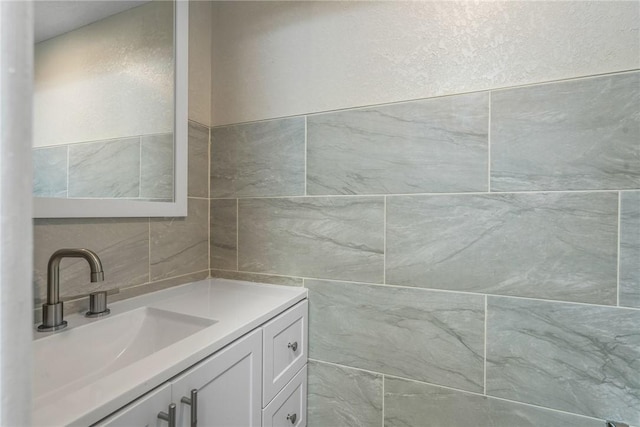1458 N Lawnwood Cir Unit 29C, Fort Pierce, FL 34950 - bathroom featuring vanity, tile walls, and backsplash