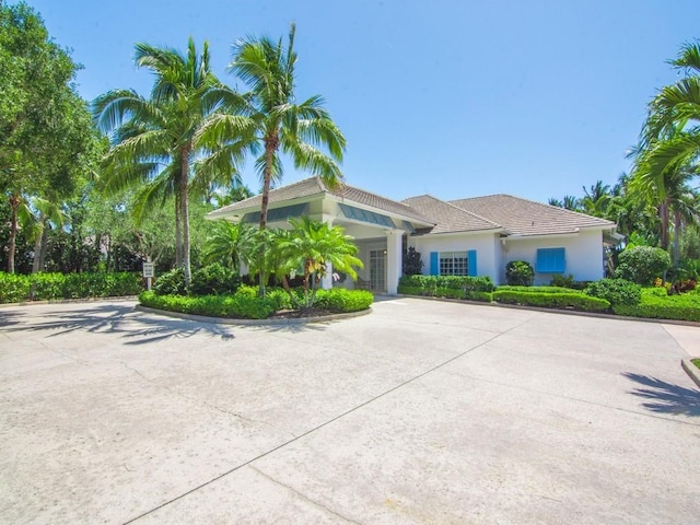 9013 Somerset Bay Ln Unit 201, Vero Beach, FL 32963 - view of front of house with curved driveway and stucco siding