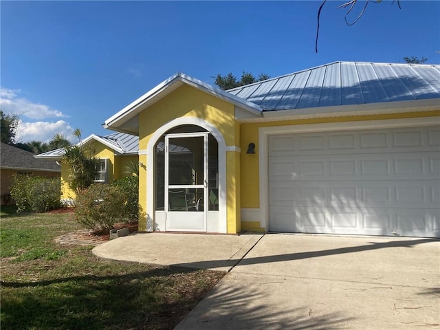 view of front facade with a garage