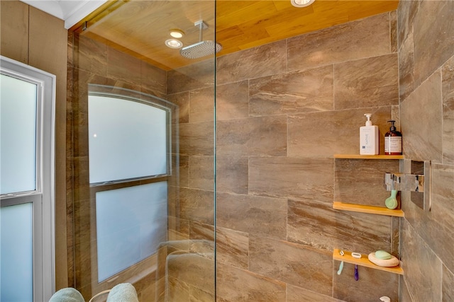 bathroom featuring tiled shower