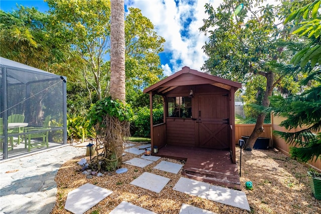 view of yard featuring an outdoor structure