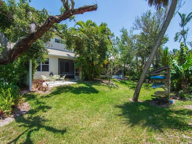 view of yard featuring a patio