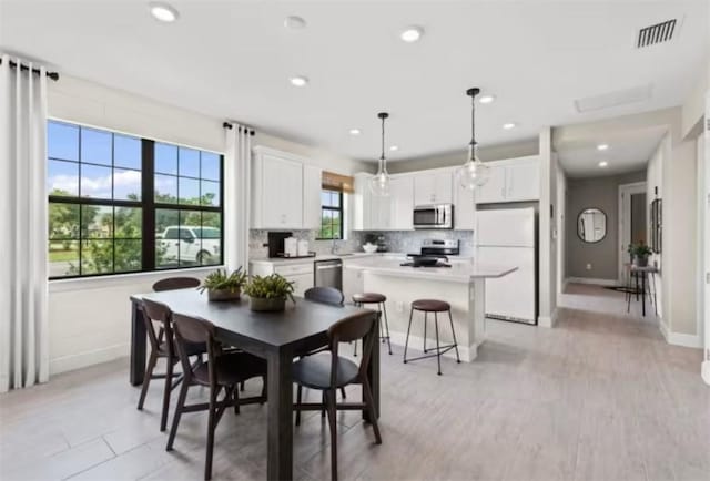 dining area with visible vents, recessed lighting, and baseboards