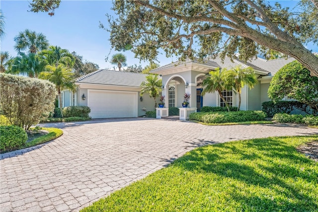 view of front of home featuring a front yard and a garage