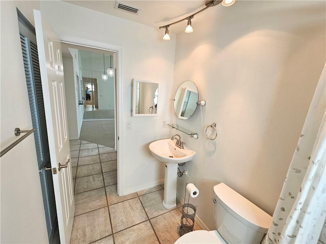 542 9th Pl, Vero Beach, FL 32960 - bathroom with rail lighting and tile patterned flooring