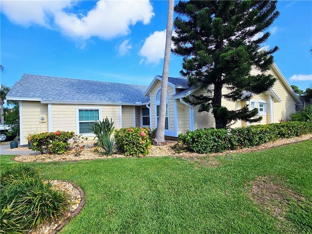 542 9th Pl, Vero Beach, FL 32960 - single story home featuring a front yard and roof with shingles