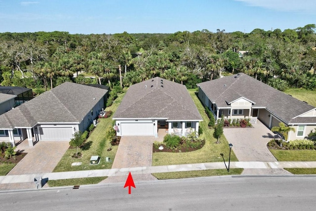 birds eye view of property featuring a forest view