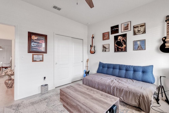 bedroom featuring visible vents, baseboards, a closet, and ceiling fan