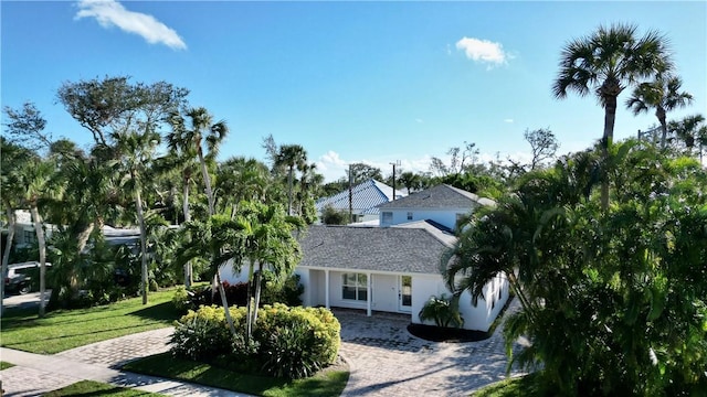 view of front of property with a front lawn