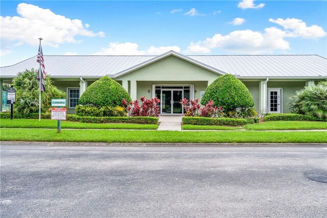 ranch-style house featuring a front yard