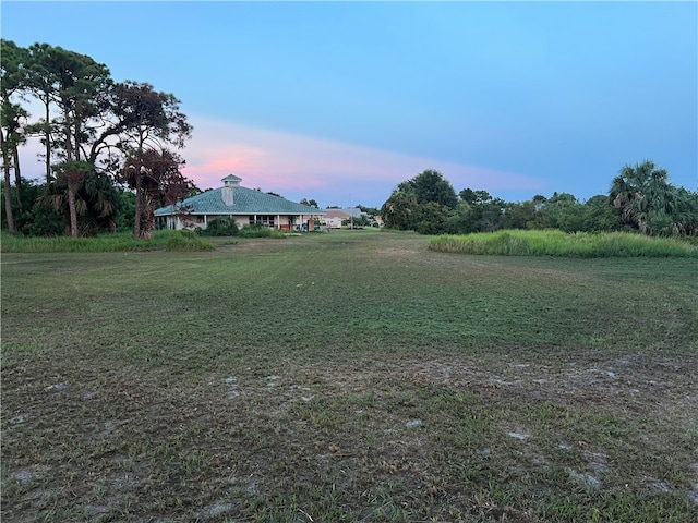 view of yard at dusk