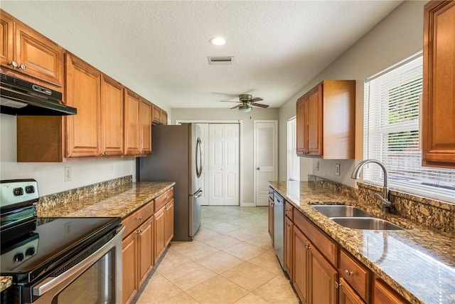 226 21st Ave, Vero Beach, FL 32962 - kitchen with appliances with stainless steel finishes, under cabinet range hood, a sink, a ceiling fan, and a textured ceiling