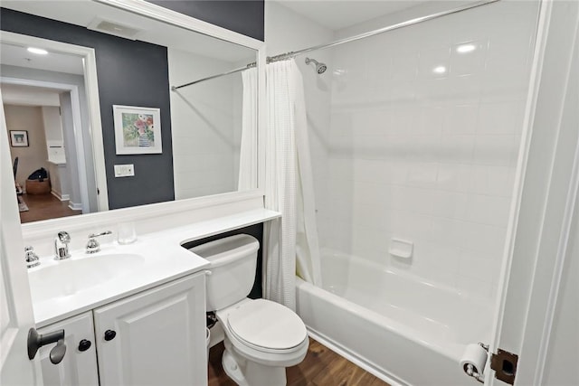 940 Turtle Cove Ln Unit 207, Vero Beach, FL 32963 - bathroom with shower / tub combo, vanity, and wood finished floors