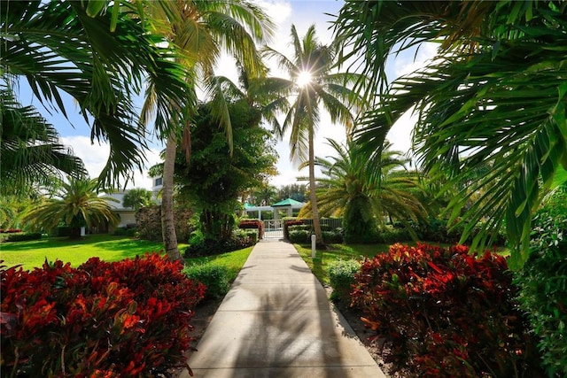 940 Turtle Cove Ln Unit 207, Vero Beach, FL 32963 - surrounding community with a yard