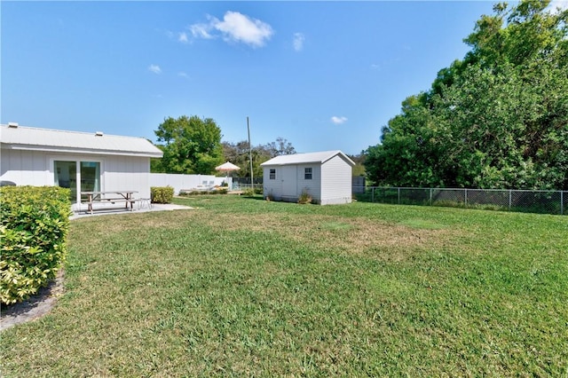 view of yard featuring a storage unit