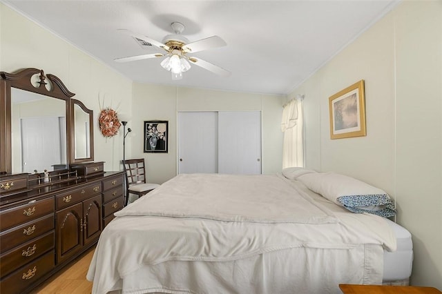 bedroom featuring a ceiling fan, a closet, visible vents, and light wood-style floors