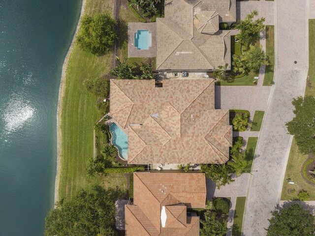 9535 E Maiden Ct, Vero Beach, FL 32963 - bird's eye view of a pool area and a nearby body of water