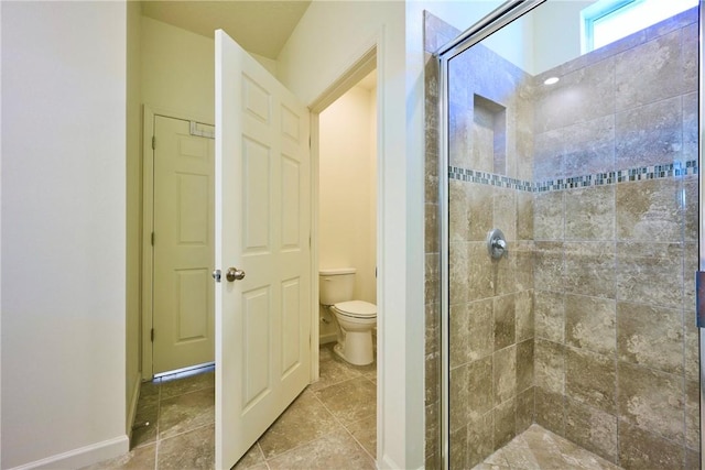 full bath featuring a shower stall and toilet